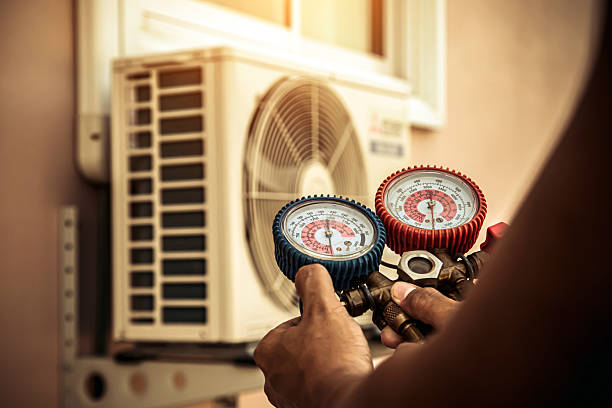 Professional Hvac technician working in Saratoga, CA
